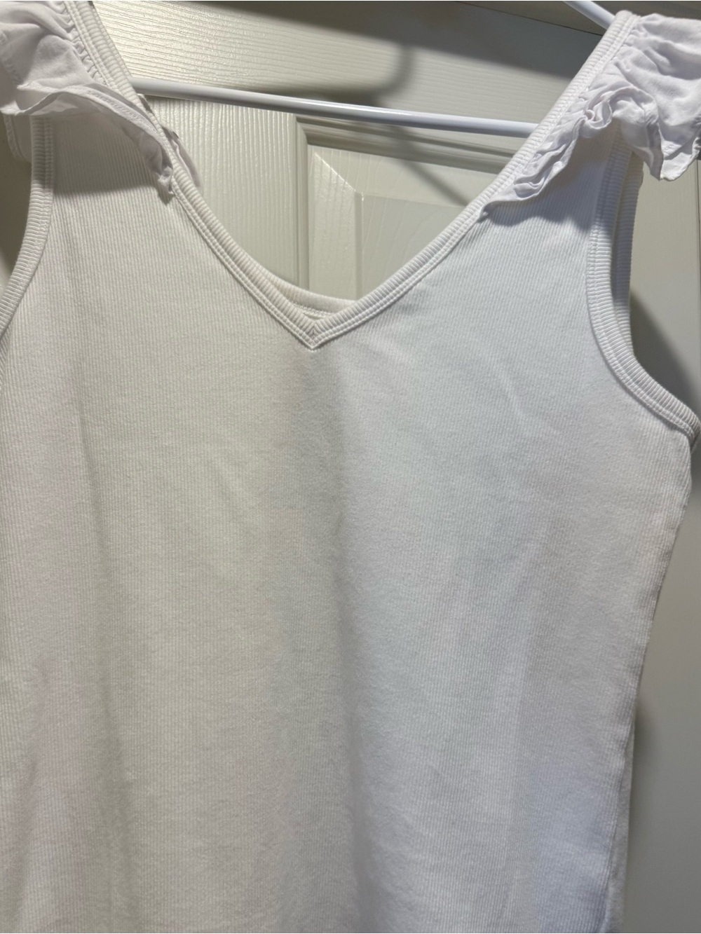 Old Navy White V-Neck Ruffle Strap Tank - Women